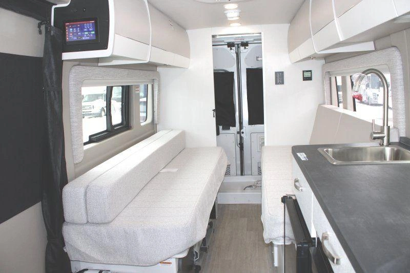 Intérieur de l’Entegra Coach Ethos 20T 2026 avec banquettes et cuisine.