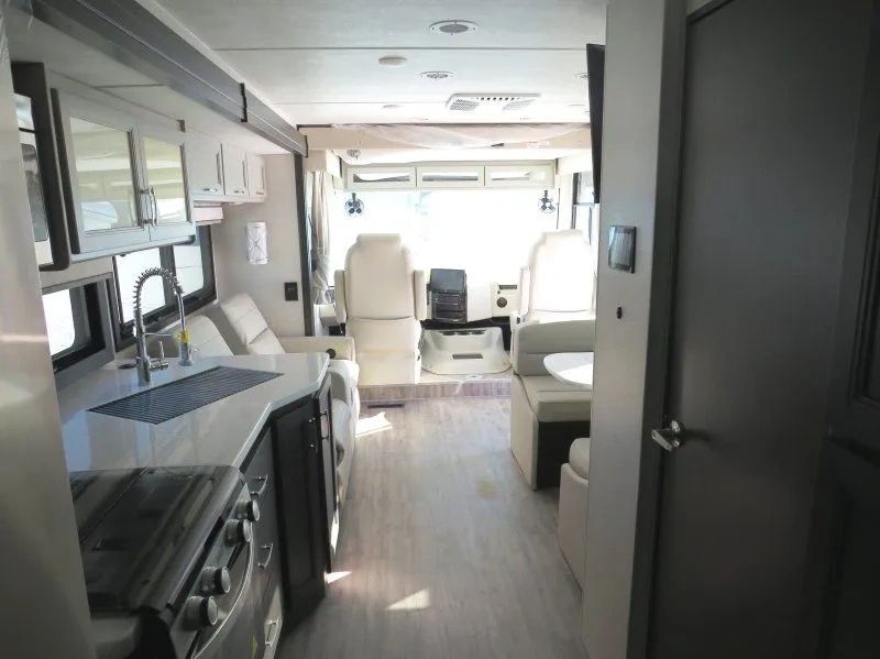 Cuisine intérieure du Thor Indigo MM30 2026 vue vers la cabine avant.