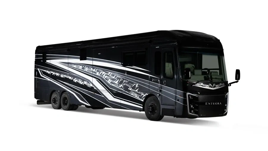 Extérieur de l’Entegra Coach Aspire, motorisé classe A diesel noir et argent.