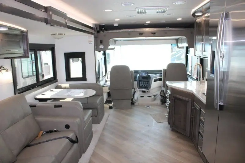 Salon de l’Entegra Emblem 36U 2026 avec foyer et mobilier haut de gamme.