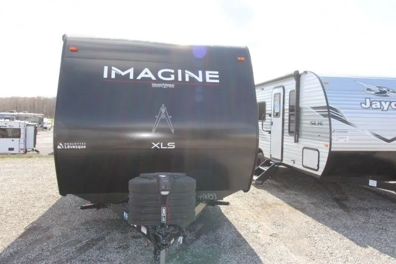 Vue avant de la Grand Design Imagine XLS 22MLE pour Ram 1500.