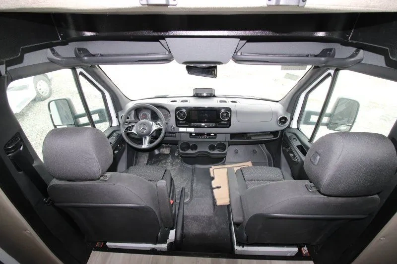Poste de conduite Mercedes du Dynamax Isata 3 24RW.