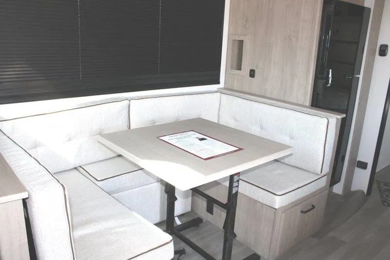 Dinette en U de la Grand Design Imagine 2470BH pour les repas en famille.