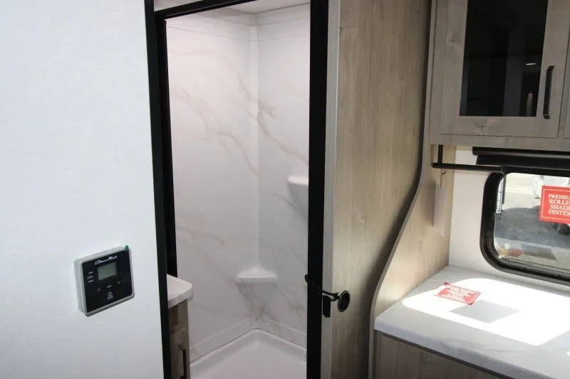 Douche de la Grand Design Imagine XLS 22MLE avec finition claire.