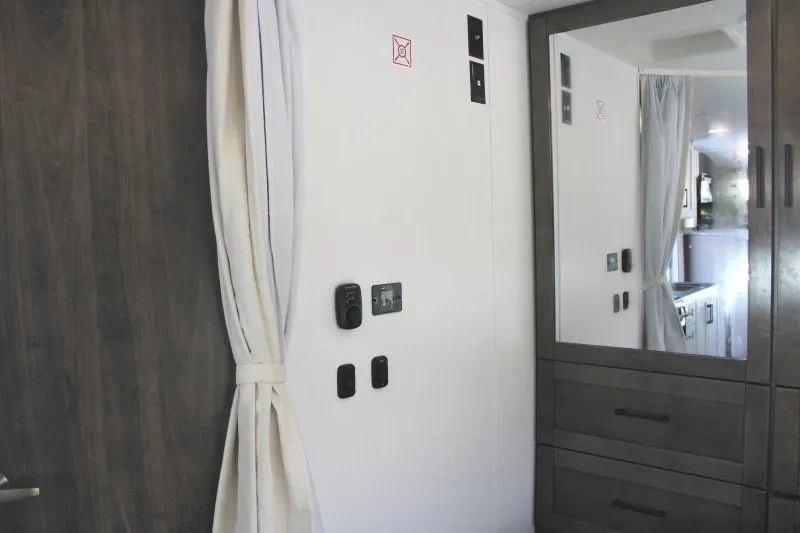 Espace dinette et chambre de l’Entegra Coach Odyssey 24B.