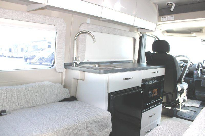 Cuisine compacte du Jayco Swift 20T 2026 avec évier et comptoir noir.