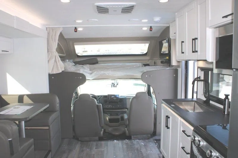 Intérieur de l’Entegra Coach Odyssey 24B avec cuisine et cabine avant.