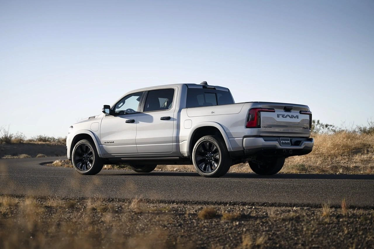 Ram 1500 2026 sur la route, un camion adapté au remorquage de roulotte.