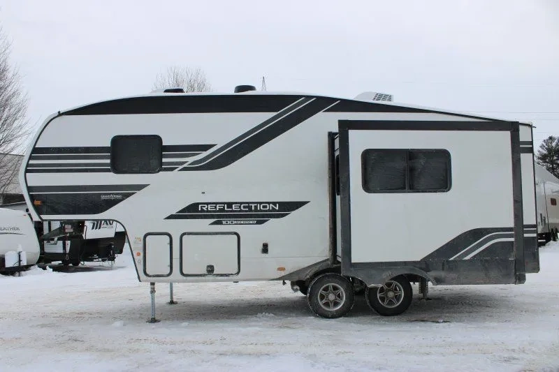 Vue latérale du Grand Design Reflection 100 Series 22RK en configuration fifth wheel.