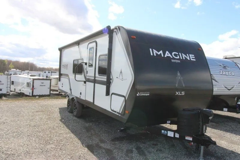 Grand Design Imagine XLS 22MLE, une roulotte compacte à tirer avec un Ram 1500.