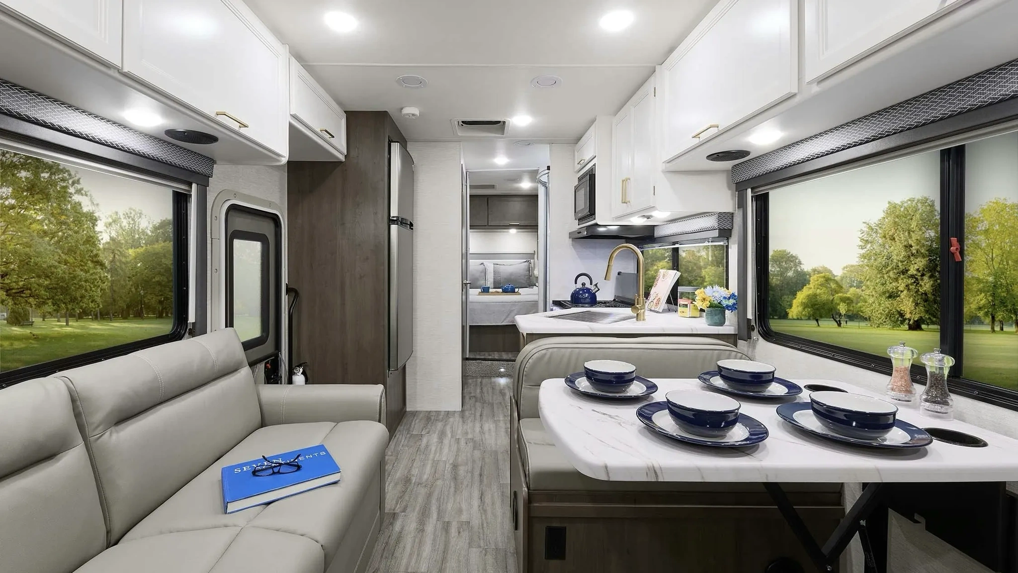 Intérieur du motorisé classe C Four Winds.