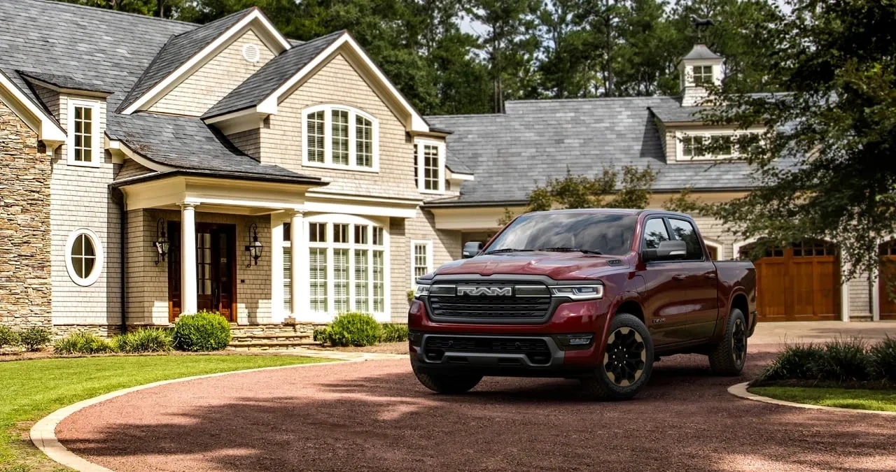 Ram 1500 rouge stationné devant une maison, représentant le choix d’une roulotte selon son profil.