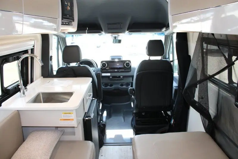 Plan d’aménagement du Thor Motor Coach Tranquility 19A avec sièges pivotants.