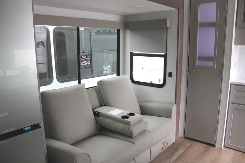 Salon du Alliance Avenue All-Access 23ML avec fauteuils et fenêtre latérale.