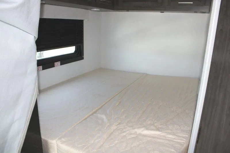 Banquette et cuisine du Jayco Redhawk SE 22EF avec rangement blanc.