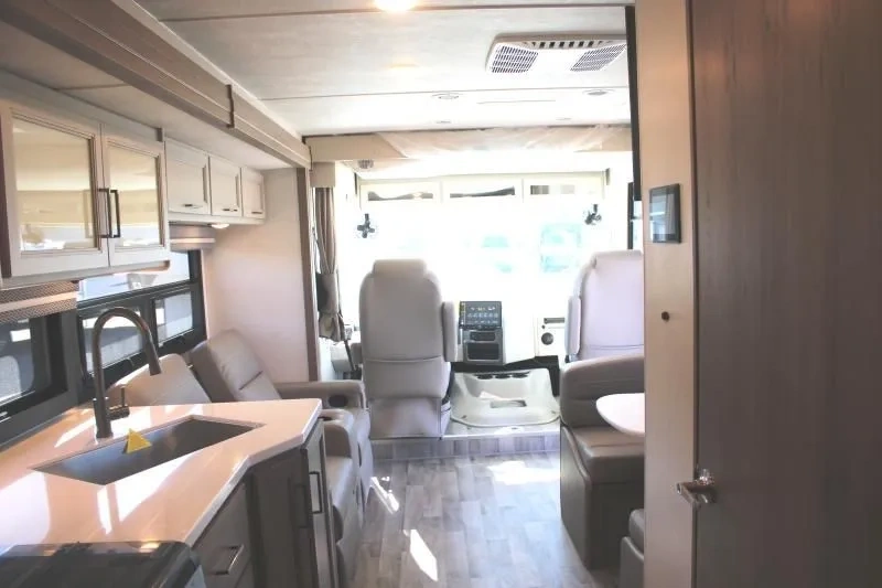 Aire de vie du Thor Hurricane 29L 2026 avec cuisine et cabine avant.