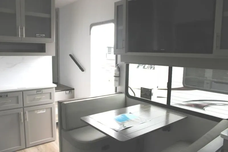 Coin repas du Alliance Avenue All-Access 23ML avec banquette et table.