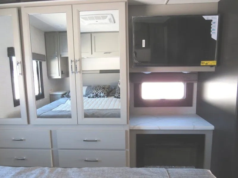 Chambre du Thor Indigo MM30 2026 avec lit et coussins décoratifs.
