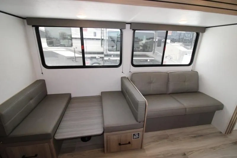 Dinette convertible de la roulotte Coleman Lantern 28BHS.