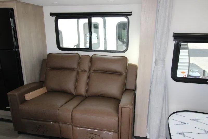 Sièges cinéma de la Grand Design Imagine XLS 22MLE pour un couple voyageur.