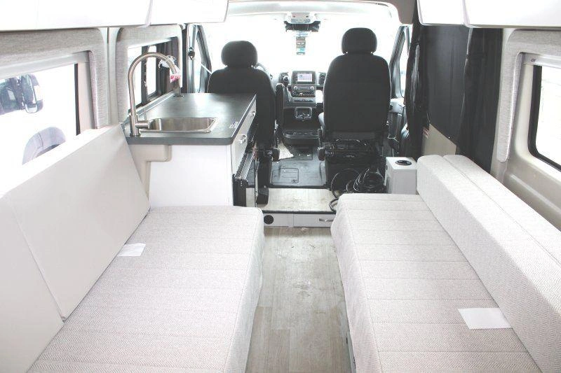 Aire de vie de l’Entegra Coach Ethos 20T 2026 vue vers la cabine.