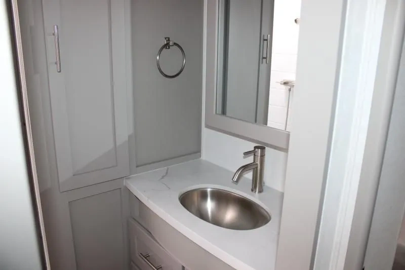 Vanité de salle de bain du Alliance Avenue All-Access 23ML avec lavabo rond.