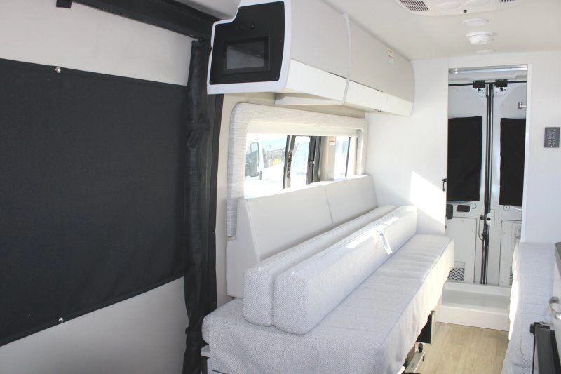 Réfrigérateur et micro-ondes du Jayco Swift 20T 2026.