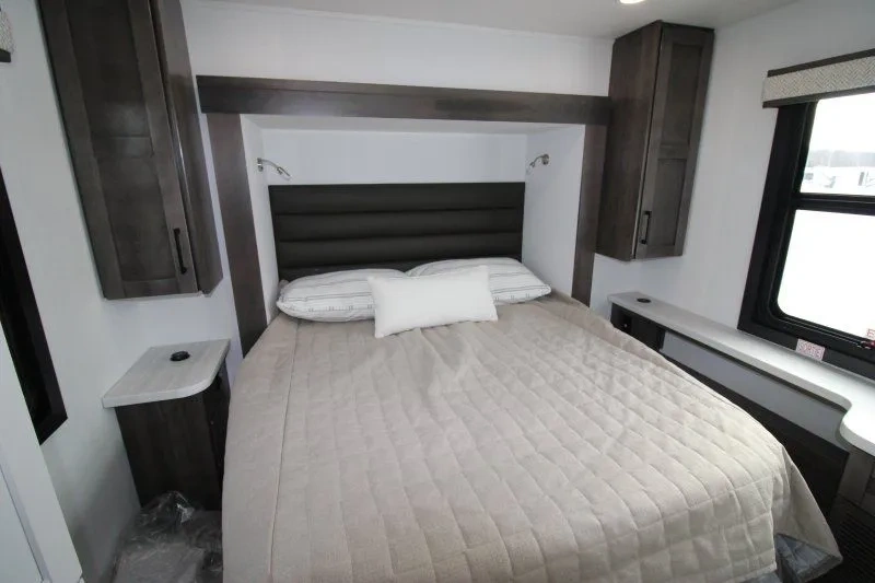 Lit arrière du Jayco Greyhawk 30Z avec rangement au-dessus.