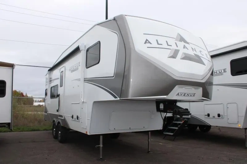 Alliance Avenue All-Access 23ML stationné de face, un fifth wheel compatible avec un Ram 1500.