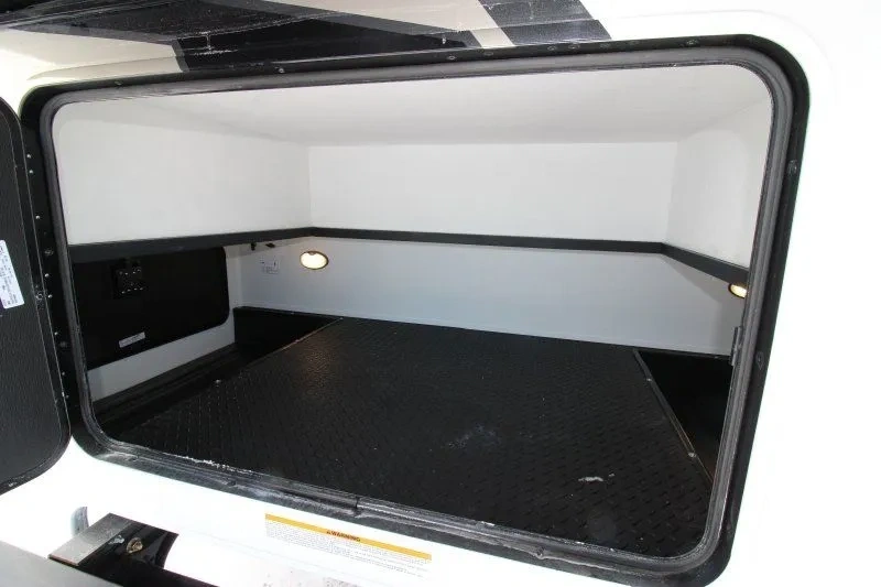 Compartiment de rangement extérieur du Jayco Greyhawk 30Z.