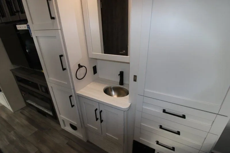 Vanité du Jayco Greyhawk 30Z avec lavabo et rangements.