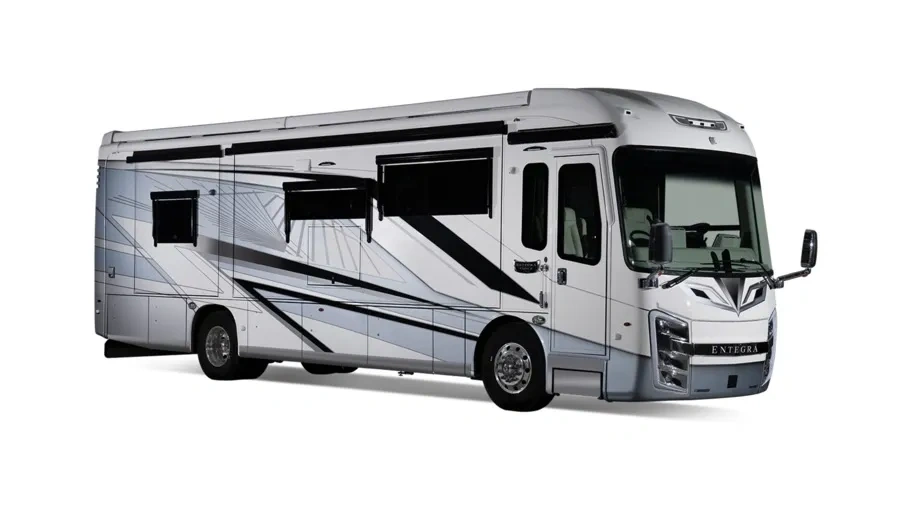 Extérieur de l’Entegra Coach Anthem, motorisé classe A diesel haut de gamme.