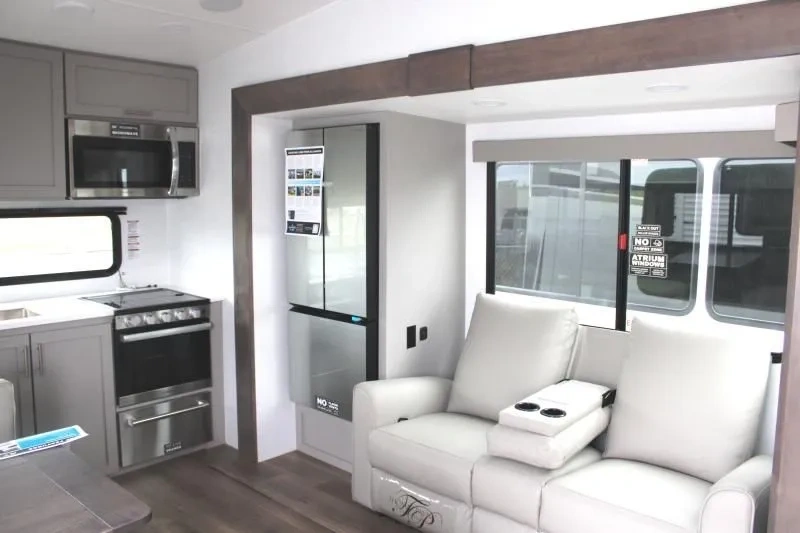 Cuisine et espace repas du Alliance Avenue All-Access 23ML avec finition claire.