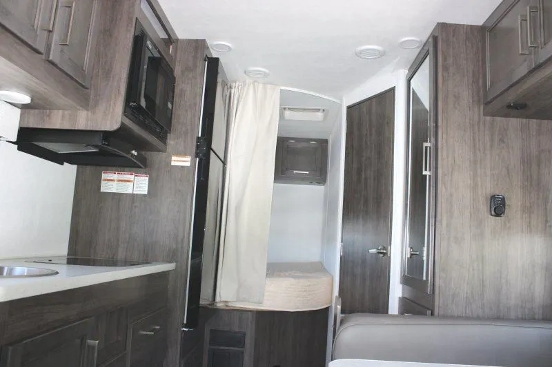 Intérieur du Jayco Redhawk SE 22EF avec rangement et espace arrière.