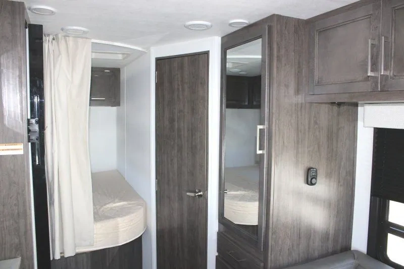 Armoires hautes du Jayco Redhawk SE 22EF au-dessus de la banquette.