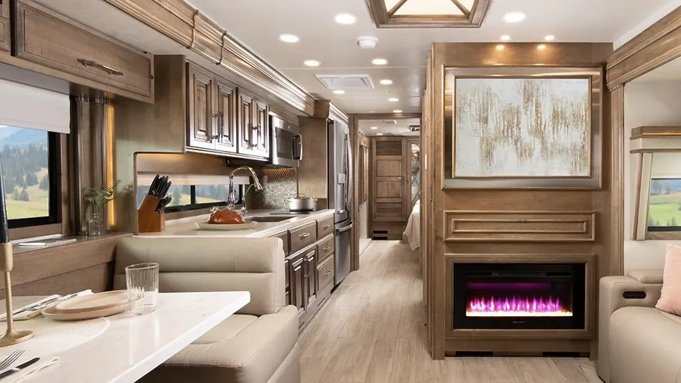 Intérieur de l’Entegra Coach Anthem avec foyer, cuisine et finitions de luxe.