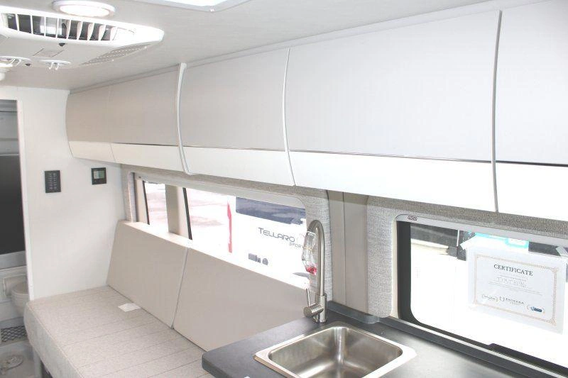 Cuisine et banquette de l’Entegra Coach Ethos 20T 2026 avec armoires brillantes.