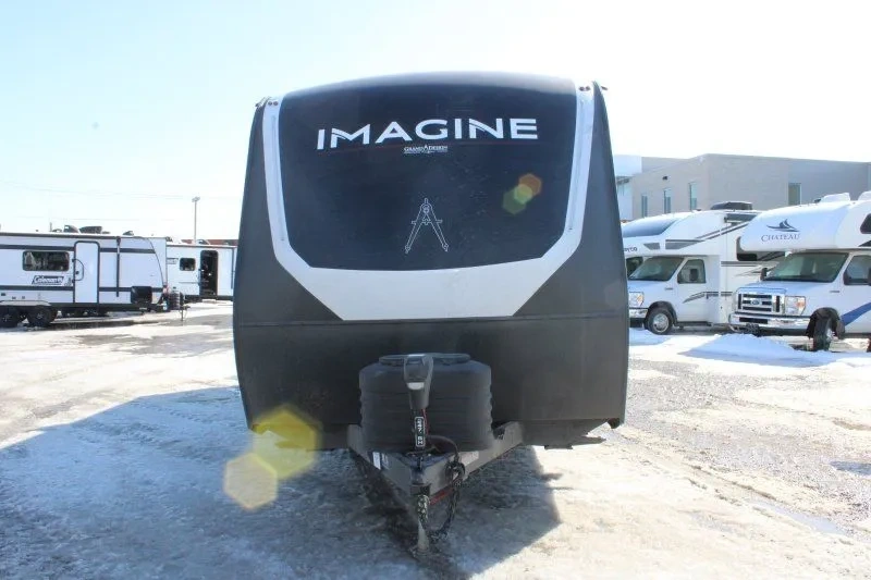 Vue avant de la Grand Design Imagine 2470BH pour le remorquage avec un Ram 1500.