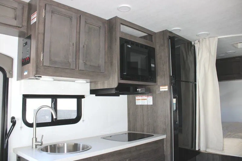 Cuisine compacte du Jayco Redhawk SE 22EF avec évier et comptoir.