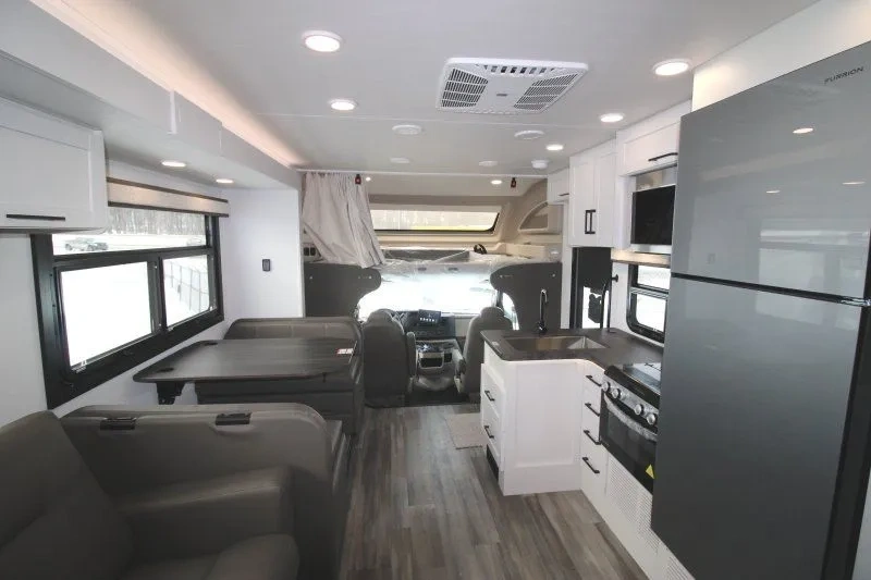 Intérieur du Jayco Greyhawk 30Z avec cuisine et vue vers la cabine.