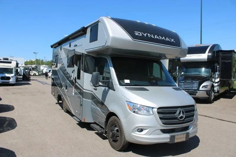 Dynamax Isata 3 24RW 2026 sur châssis Mercedes Sprinter.