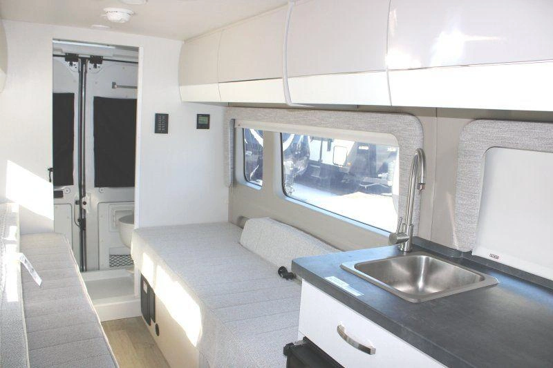 Armoires supérieures du Jayco Swift 20T 2026 au-dessus de la banquette.