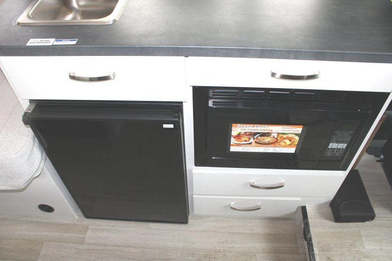 Réfrigérateur et micro-ondes de l’Entegra Coach Ethos 20T 2026.