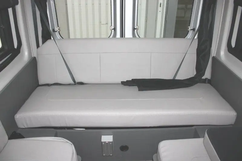 Sofa arrière du Thor Motor Coach Tellaro 20Y 2026 en configuration détente.