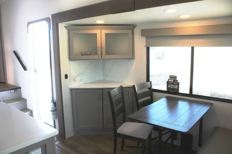 Coin repas du Alliance Avenue All-Access 25RL avec table et banquettes.