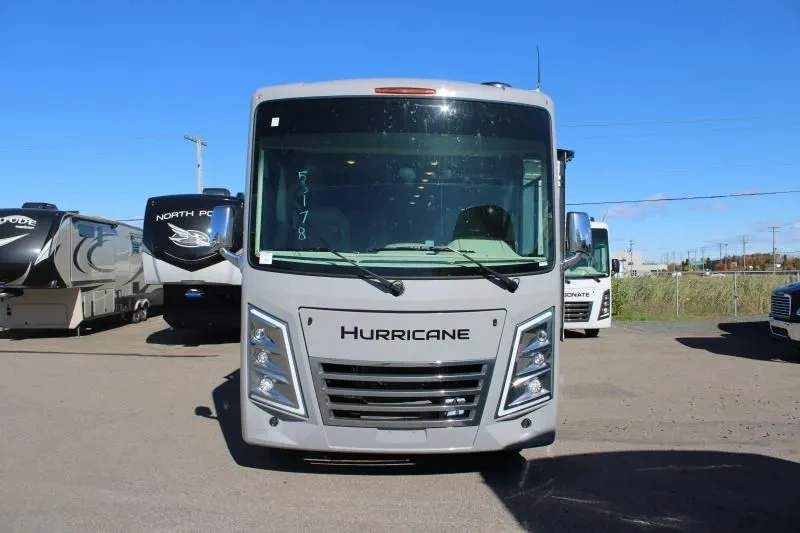 Vue avant du Thor Hurricane 29L 2026 sur un terrain de VR.