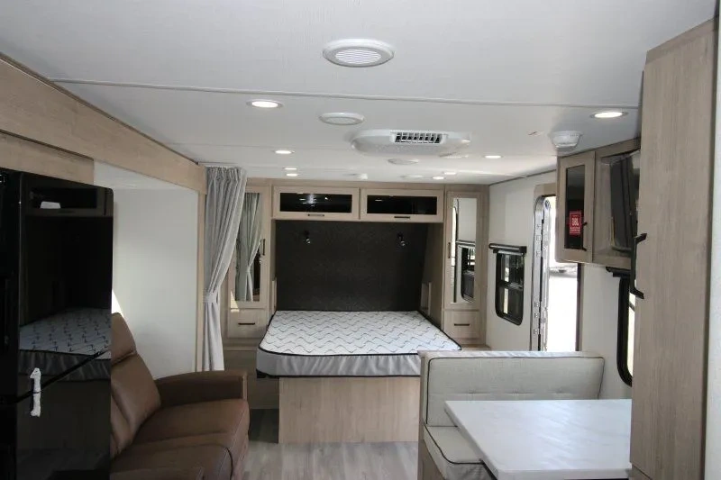 Intérieur de la Grand Design Imagine XLS 22MLE avec lit avant et cuisine centrale.