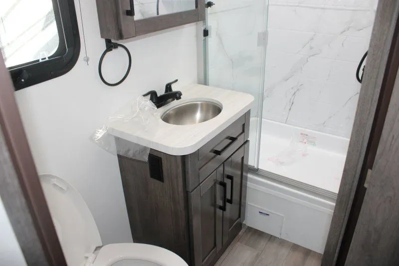 Salle de bain de l’Entegra Coach Odyssey 24B avec toilette, lavabo et douche.