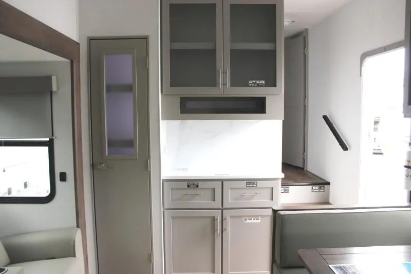 Rangement intérieur du Alliance Avenue All-Access 23ML avec armoires, garde-manger et table de dinette.