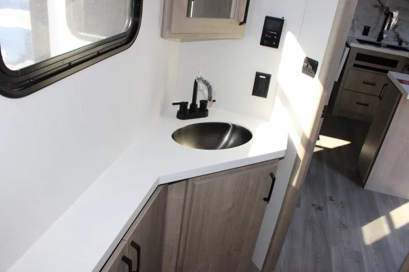 Lavabo de salle de bain de la Grand Design Imagine 2470BH.